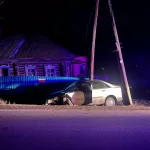 В Республике Алтай водитель врезался в столб, снес забор, а затем напился