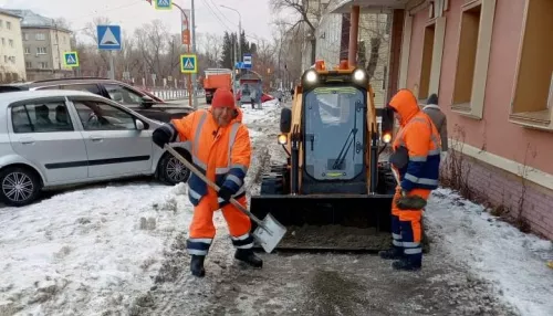 Десятки единиц техники и 360 тонн реагентов: улицы Барнаула обрабатывают от наледи