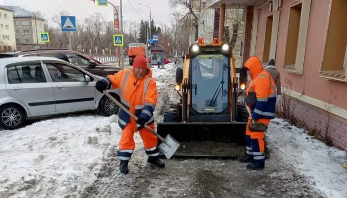 Десятки единиц техники и 360 тонн реагентов: улицы Барнаула обрабатывают от наледи
