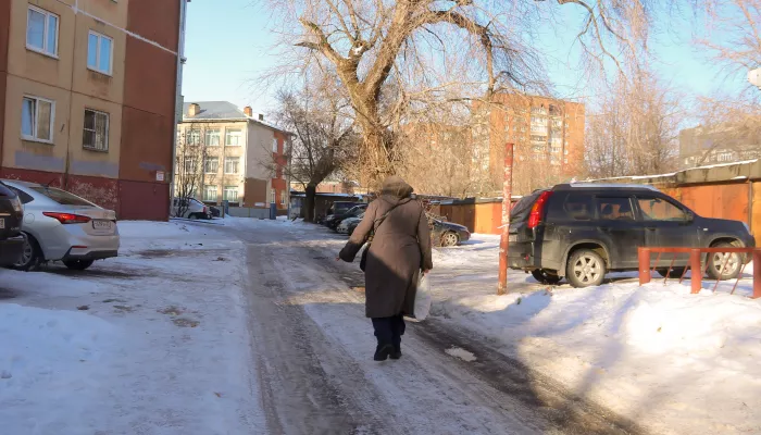 Ну, покатились: барнаульцы в одночасье встали на скользкую дорожку. Фото гололеда