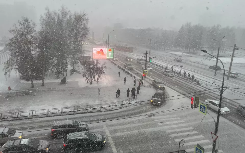Мощный снегопад накрыл Барнаул вечером 13 ноября