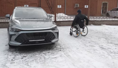 Четырем ветеранам СВО вручили ключи от новых автомобилей с ручным управлением