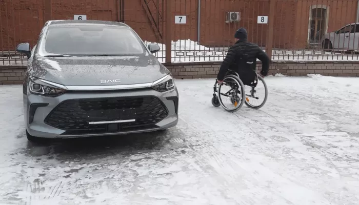 Четырем ветеранам СВО вручили ключи от новых автомобилей с ручным управлением