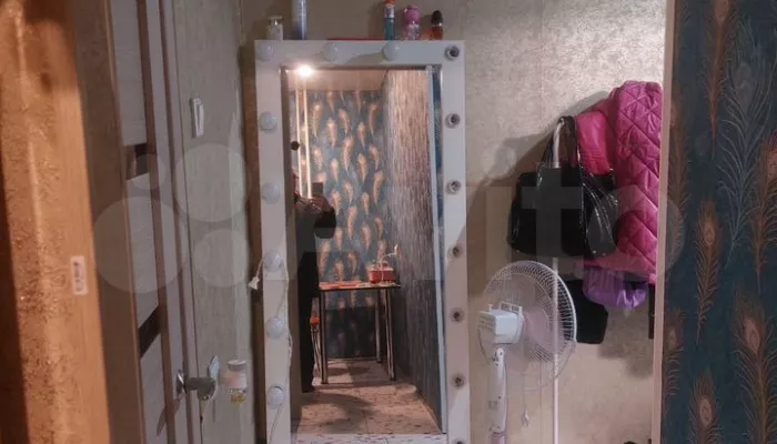 Однушку с двумя лоджиями, гардеробной и бонусной комнатой продают в Барнауле. Фото