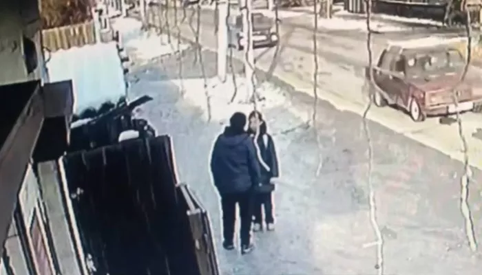 Озабоченный мужчина напал на девочку в разгар дня. Происходящее попало на видео