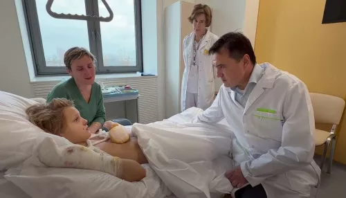 Врачи рассказали о состоянии мальчика, который поднял купюру и лишился пальцев