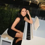 Алсу зажгла в мини-платье в магазине. Подписчики оценили ее длинные ноги