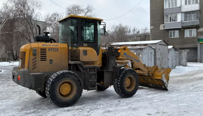 Обработку дорог и тротуаров от гололеда усилили в Барнауле