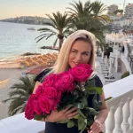 Анна Семенович призналась, что сделала неудачную пластику груди. Фото