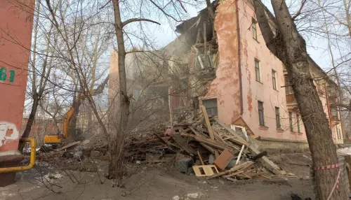 Многострадальная аварийная трехэтажка на Потоке в Барнауле пошла под снос. Фото