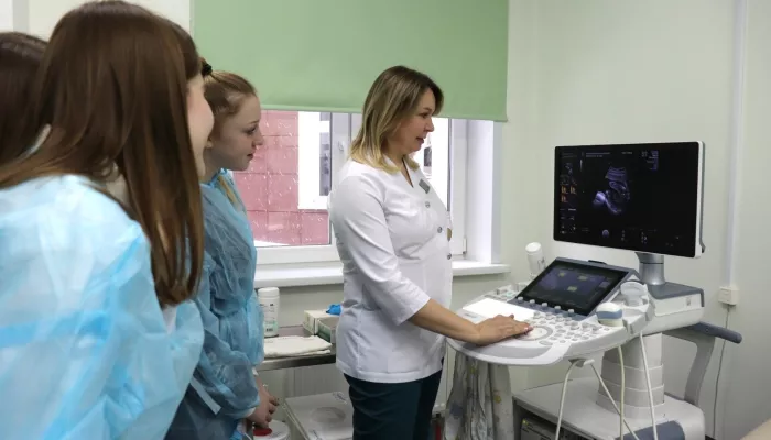 Барнаульским школьникам показали, как работает перинатальный центр