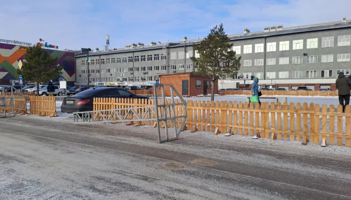 Перед ТРЦ Galaxy в Барнауле начали готовить площадку под каток