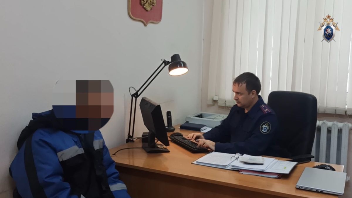 Задержанный беседует со следователем