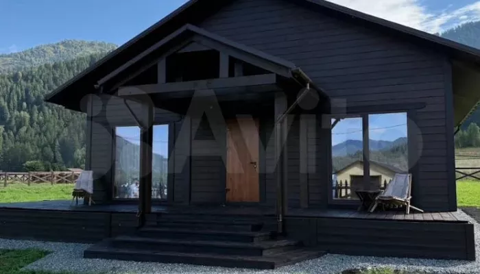 Дом с панорамным остеклением продают в Горном Алтае за 17 млн рублей. Фото