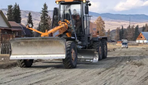 В Улаганском районе Республики Алтай продолжается ремонт внутрипоселковых дорог