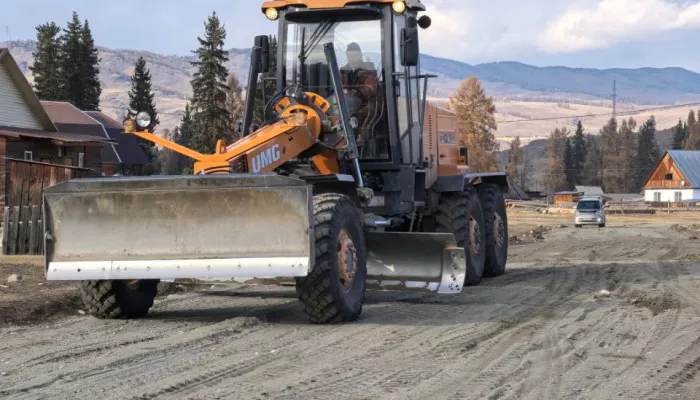 В Улаганском районе Республики Алтай продолжается ремонт внутрипоселковых дорог