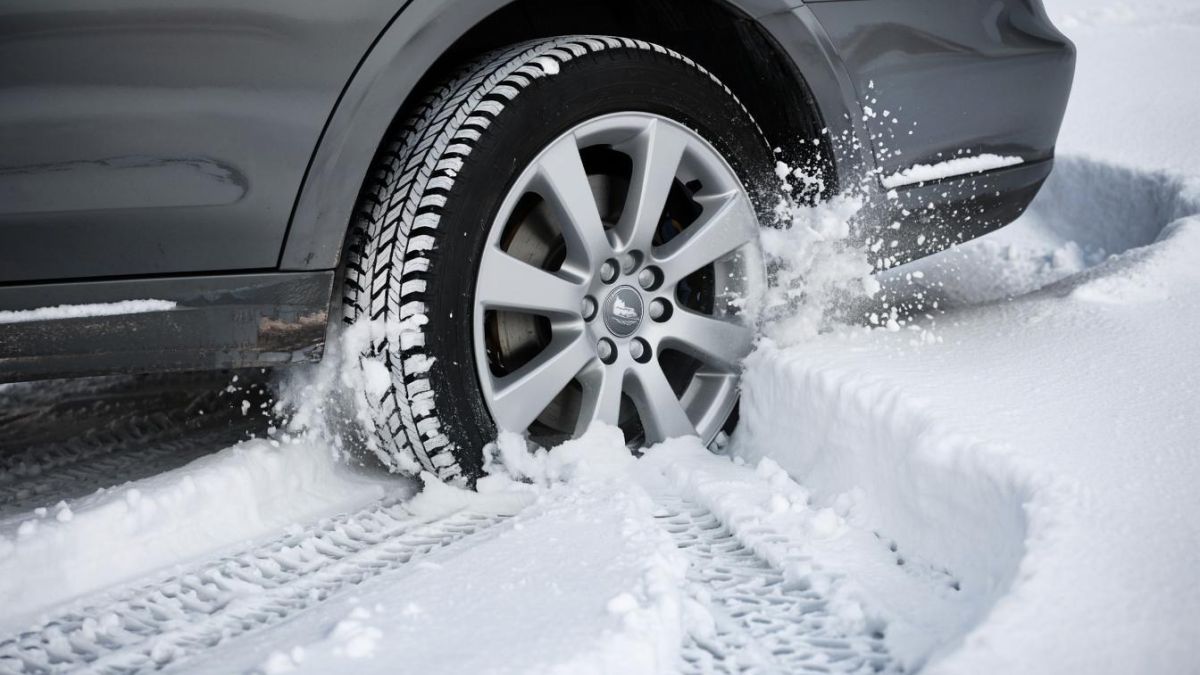 Автомобиль. Зима. Колея