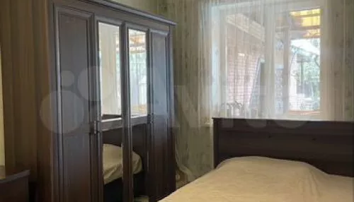 Пятикомнатный дом с двумя гаражами продают в Барнауле за 27,3 млн рублей. Фото