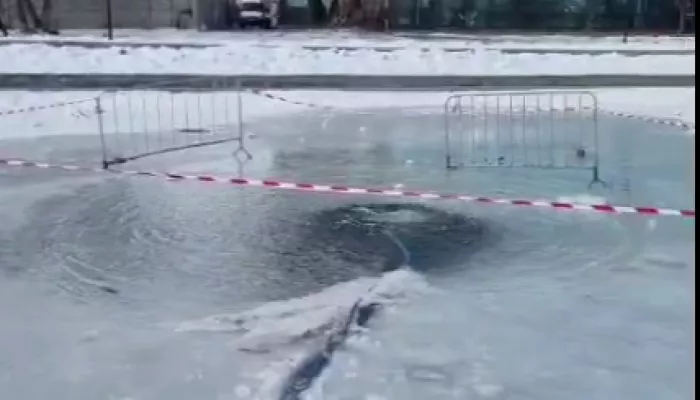 Для карпов в пруду барнаульского парка Изумрудный установили аэратор