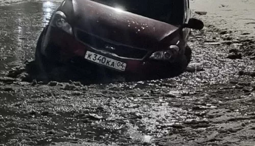 Ездить невозможно: автомобиль едва не утонул в огромной луже в Бийске