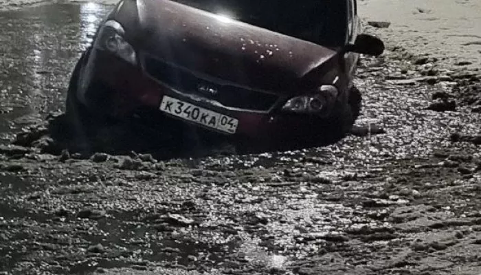 Ездить невозможно: автомобиль едва не утонул в луже в Бийске