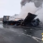 Сгорел дотла: жесткое ДТП с тремя грузовиками произошло в Новосибирской области