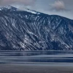 Заповедный монохром: как выглядит Телецкое озеро и его горы в ноябре. Фото