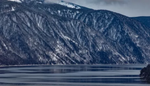 Заповедный монохром: как выглядит Телецкое озеро и его горы в ноябре. Фото