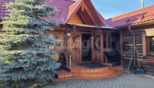 Гостиная с камином: дом за 13,9 млн рублей продают в Горно-Алтайске. Фото