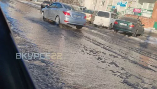 Текут ручьи: барнаульцы запечатлели потоп на улице Энтузиастов