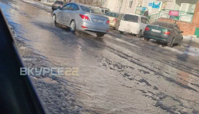 Текут ручьи: барнаульцы запечатлели потоп на улице Энтузиастов