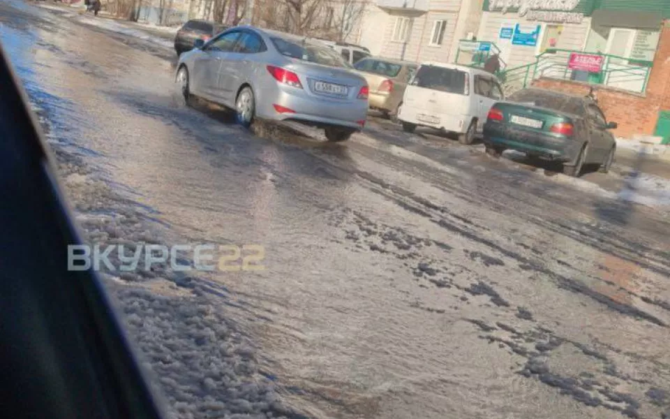 Текут ручьи: барнаульцы запечатлели потоп на улице Энтузиастов