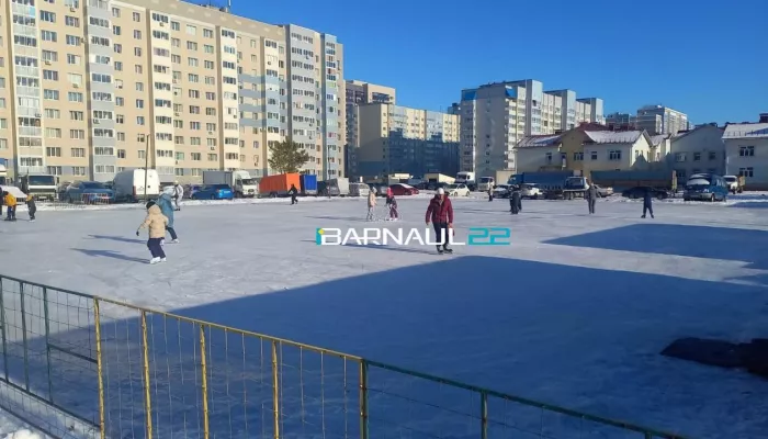 Первый уличный каток с прокатом заработал в Барнауле