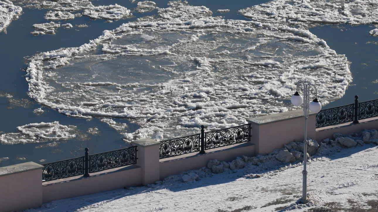 Шуга на воде: Обь в Барнауле готовится встречать зиму. Фото