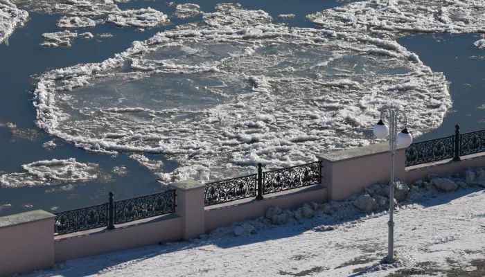 Шуга на воде: Обь в Барнауле готовится встречать зиму. Фото
