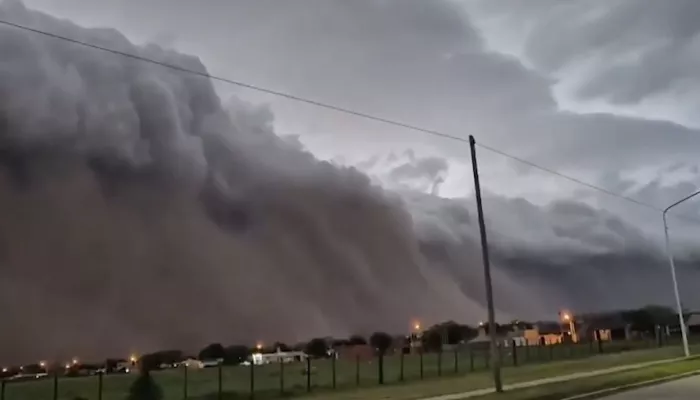 Вызывающий трепет шторм в Аргентине попал на фото и видео. Кадры стихии