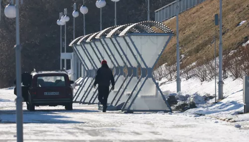 Качели с навесами появились на набережной Оби в Барнауле