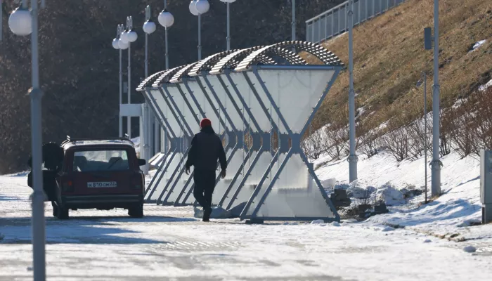 Качели с навесами появились на набережной Оби в Барнауле