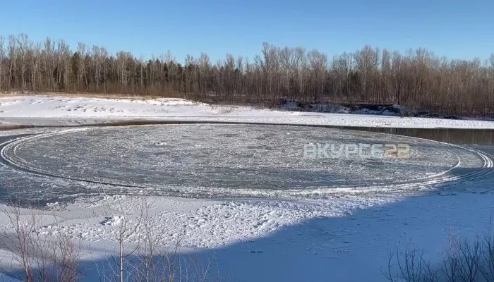Природа вырезала ровный круг изо льда на реке в Алтайском крае. Видео