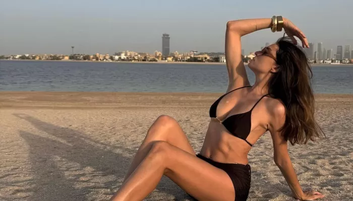 Жена актера Алексея Чадова выложила откровенные фото в крошечном купальнике в Дубае