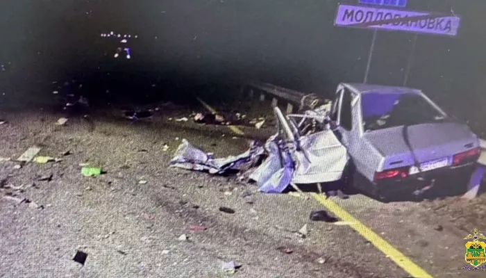 На Кубани легковушку занесло под фуру, погибли четыре человека. Фото