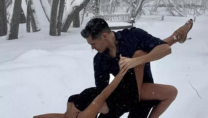Блогер Лерчек станцевала страстное танго в снегу с отцом будущего ребенка. Видео