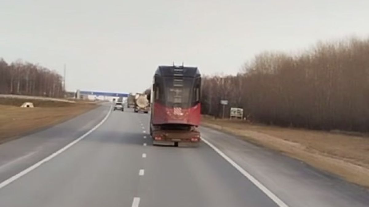 Трамвайный вагон едет, предположительно, в Барнаул