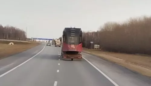 Везут в Барнаул: новый белорусский трамвай заметили на трассе под Казанью