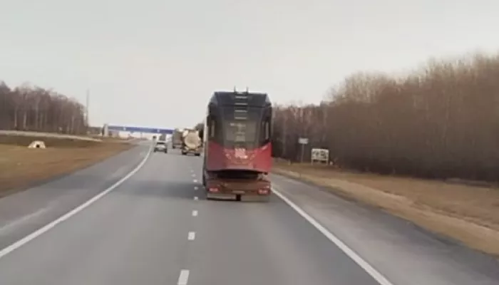 Везут в Барнаул: новый белорусский трамвай заметили на трассе под Казанью