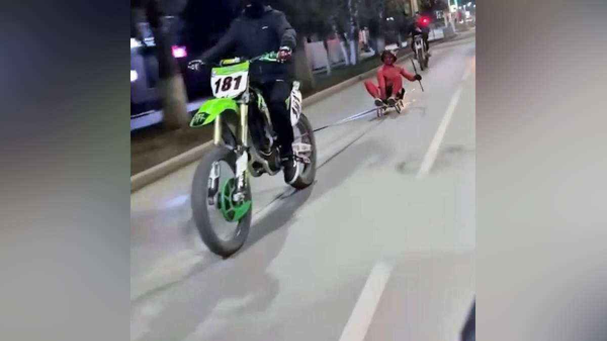 Мотоциклист прокатил товарища на санках по асфальту в Горно-Алтайске