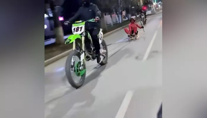 В Горно-Алтайске мотоциклист прокатил на санках по дороге красного человека с рогами