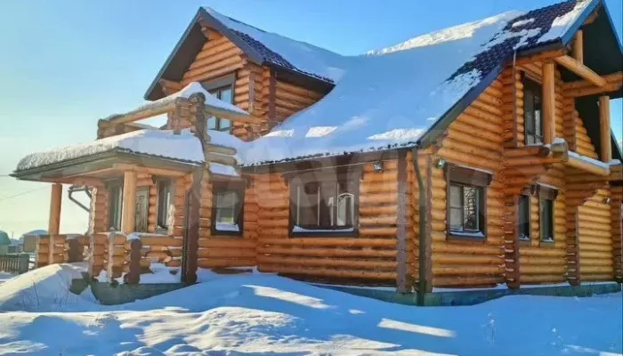 Двухэтажный дом из кедра и с видом на Белуху продают в Горном Алтае. Фото