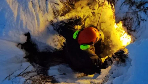 Спасатели обследовали пещеру в поисках Усольцевых и сняли ее на фото