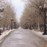 Лужи, слякоть, гололед: как выглядит центр Барнаула 18 мартабря. Фото